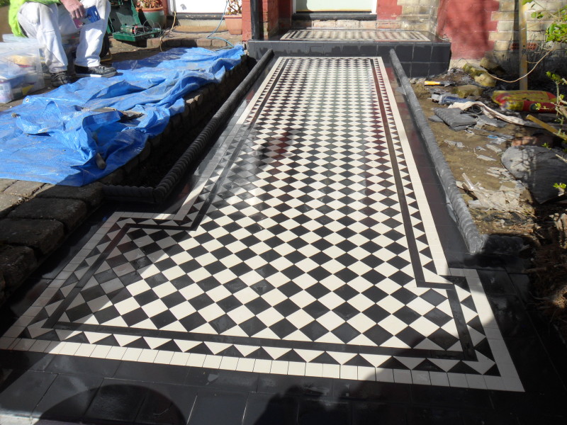 5 x 5 checkerboard Victorian Pathway with Dogtooth Border London