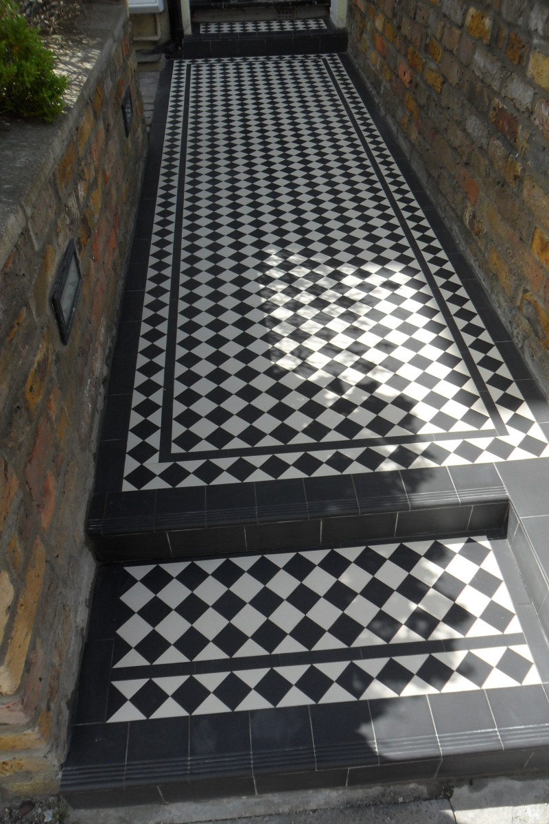 Standart Border and 5x5 Victorian checkerboard pattern on this pathway
